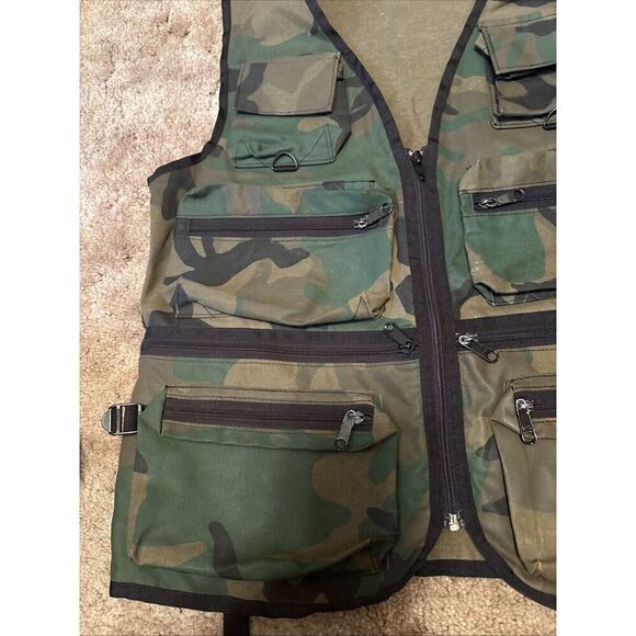 Camouflage Hunting Vest Medium - Picture 3 of 5